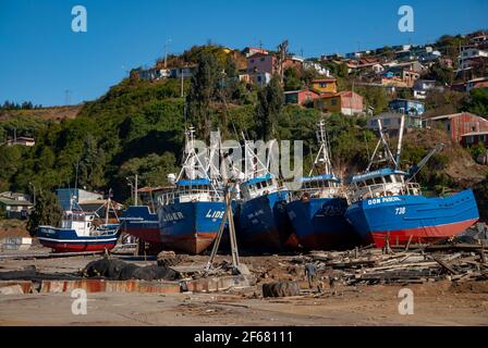 TALCAHUANO, CILE - 21 APRILE 2010: Navi lavate a terra da tsunam Foto Stock