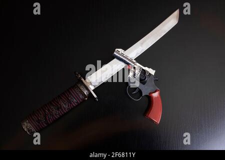 Giapponese vera spada samurai su nero Seta Foto stock - Alamy