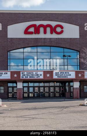 Maple Grove, Minnesota. I cinema AMC ora pubblicizzano sono aperti dopo essere stati chiusi per un anno a causa della pandemia del coronavirus. Foto Stock