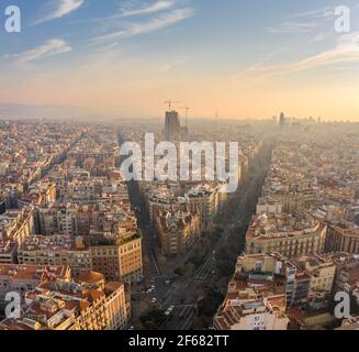Drone aereo di Avinguda Diagonal a Barcellona in mattinata alba Foto Stock