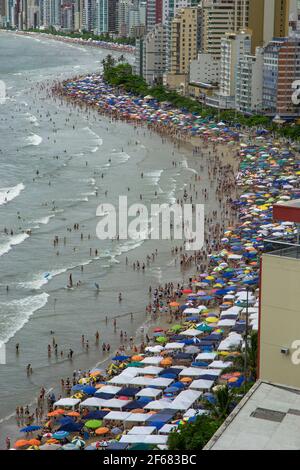 BALNEARIO CAMBORIU, BRASILE - 01 GENNAIO 2011: Spiaggia piena di turisti durante il primo giorno dell'anno Foto Stock