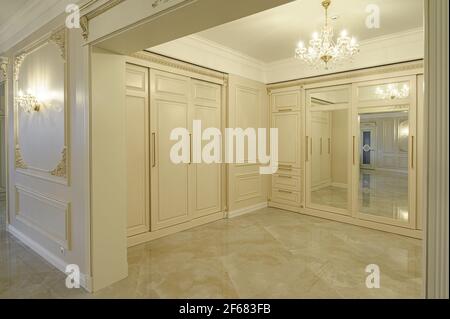 Moderna e lussuosa sala d'ingresso beige e dorata Foto Stock