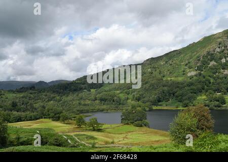 Vista dell'acqua di Rydal da Loughrigg cadde nel Lake District Foto Stock