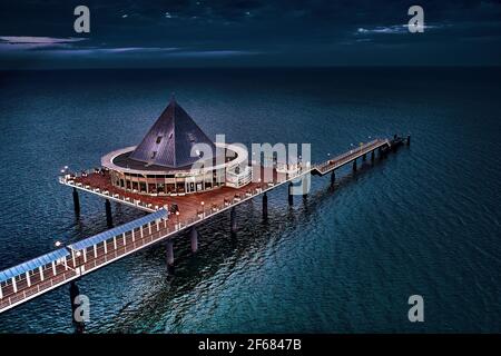 Veduta aerea del molo di Heringsdorf sull'isola di Usedom di sera Foto Stock