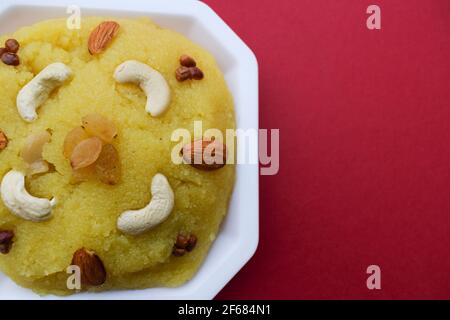 Delizioso piatto dolce indiano e pakistano chiamato Sheera o Seera preparato con il ghee di Desi e rava guarnito con frutta secca. Fatto in casa e mangiato durante Foto Stock