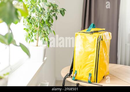 Chiusura dello zaino di consegna, sacchetto giallo per la consegna degli alimenti Foto Stock