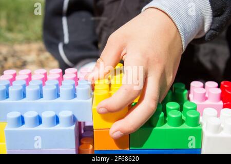 La mano dei bambini di Toy Designer è ravvicinata, tenuta a mano Foto Stock