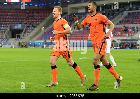 SZEKESFEHERVAR, UNGHERIA - MARZO 30: Festeggia Cody Gakpo dei Paesi Bassi U21, Dani de WIT dei Paesi Bassi U21 durante la UEFA Under 21 Euro Cham Foto Stock