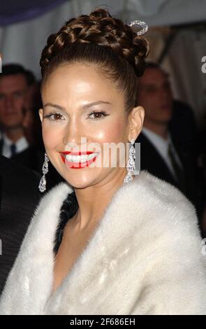 Jennifer Lopez arriva al Costume Institute benefit per celebrare pericolosi Liaisons: Moda e mobili nel 18 ° secolo, tenuto al Metropolitan Museum of Art di New York, Lunedi 26 aprile 2004. Foto di Jennifer Graylock-Graylock.com Foto Stock