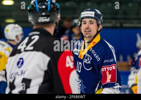 Jerome Bachofner n. 10 (EV Zug) durante la partita di hockey su ghiaccio della National League Regular Season tra EV Zug e HC Davos il 30 marzo 2021 nella Bossard Arena di Zug. (Uscita Svizzera/Croazia) Credit: SPP Sport Press Photo. /Alamy Live News Foto Stock