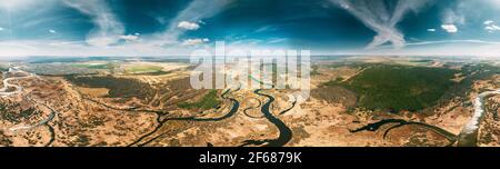 Veduta aerea del fiume e del paesaggio della Foresta Verde nel Sunny Spring Day. Vista dall'alto della bellissima natura europea dall'alto atteggiamento. Vista drone. Occhio di uccello Foto Stock