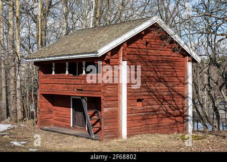 Antico edificio agricolo granaio presso il museo all'aperto Gesterby a Kirkkonummi, Finlandia Foto Stock