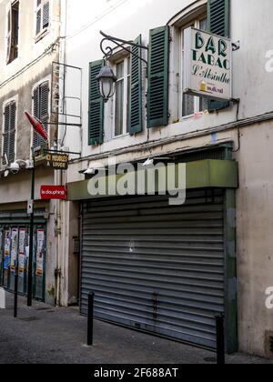 Insegne commerciali e videosorveglianza in cima a un negozio chiuso, Montélimar, Drome, Francia Foto Stock