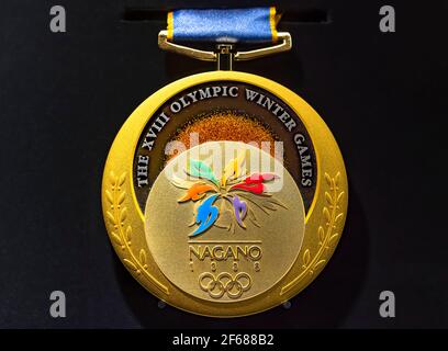 tokyo, giappone - 2 marzo 2021: Primo piano sulla medaglia d'oro ufficiale utilizzata durante le Olimpiadi invernali di Nagano del 1998 esposte al Museo Olimpico del Giappone. Foto Stock