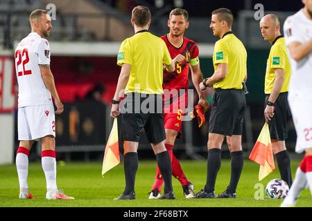 LEUVEN, BELGIO - MARZO 30: Igor Stasevich della Bielorussia, Jan Vertonghen del Belgio e arbitro Donatas Rumsas durante la Coppa del mondo FIFA 2022 Qatar quali Foto Stock