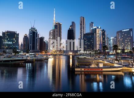 Vista delle navi da crociera illuminate allineate con Burj khalifa e altri raschiatori di cielo catturati dalla Marasi Drive Foto Stock