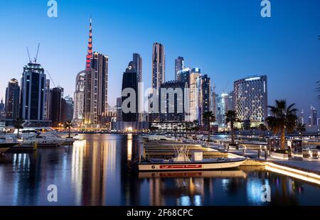 5 marzo 2021, Dubai, Emirati Arabi Uniti. Vista delle navi da crociera illuminate allineate con Burj khalifa e altri raschiatori di cielo catturati da Marasi Drive Foto Stock