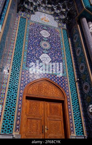 Vista della splendida moschea iraniana con disegni intricati e porta d'ingresso in legno catturata a Bur Dubai, Emirati Arabi Uniti. Foto Stock