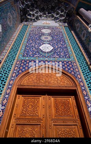 Vista della splendida moschea iraniana con disegni intricati e porta d'ingresso in legno catturata a Bur Dubai, Emirati Arabi Uniti. Foto Stock