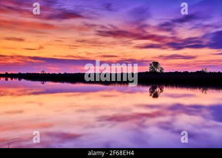 Riflessi serali nel fiume Ryck con nuvole rosa Foto Stock