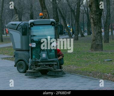 Pulizia ravvicinata della macchina spazzatrice. Concept pulizia delle strade dai detriti. Messa a fuoco selettiva. Foto Stock