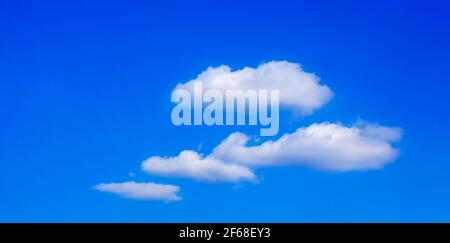 Nuvole bianche su uno sfondo di cielo blu. Nuvoloso giorno di sole. Foto Stock