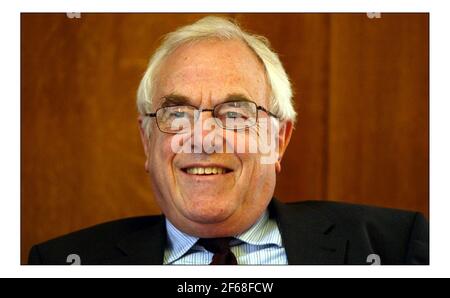 Stephen Nickell un membro del Comitato di politica monetaria nel suo ufficio nella Banca d'Inghilterra.Pic DAVID SANDISON. 25/2/2005 Foto Stock