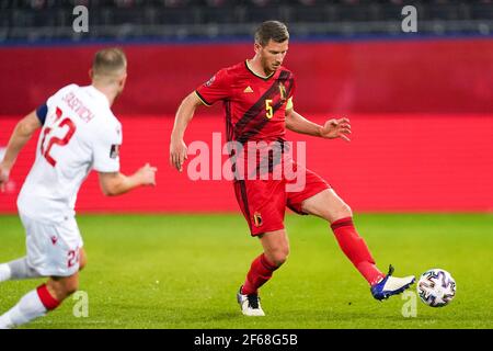 LEUVEN, BELGIO - MARZO 30: Igor Stasevich della Bielorussia e Jan Vertonghen del Belgio durante la Coppa del mondo FIFA 2022 Qatar Qualifier match tra Belgi Foto Stock