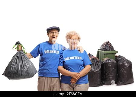 Volontari anziani che si trovano di fronte a bidoni della polvere con plastig sacchetti per rifiuti isolati su sfondo bianco Foto Stock