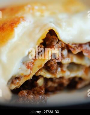 Deliziosi piatti italiani preparati in una cucina professionale Foto Stock