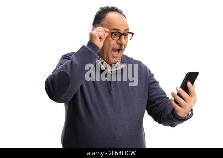 Eccitato uomo maturo guardando il suo smartphone isolato su bianco sfondo Foto Stock