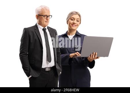 Riparazione auto operaio meccanico femminile con un computer portatile e. un uomo maturo in un vestito e cravatta isolato sopra sfondo bianco Foto Stock