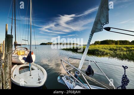 Vista di Klein Zicker dal porto di Groß Zicker Foto Stock