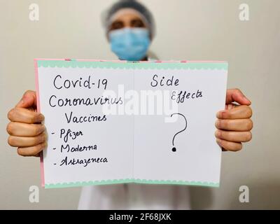 Una dottoressa ha un segno che mette in dubbio gli effetti collaterali di vari vaccini per il coronavirus covid-19 (pfizer, moderna, astrazeneca). Medicina vs Etica. Foto Stock