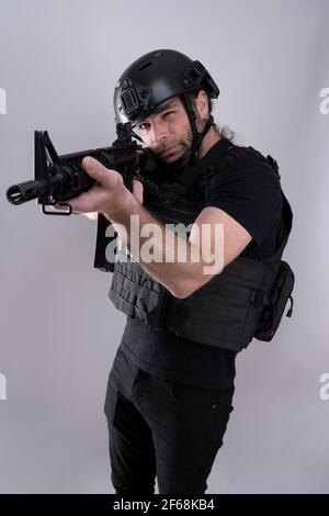 Completamente attrezzato per il maschio airsoft preparato per sparare è indossare casco e gilet protettivo. Combatti con le attrezzature di protezione rende il gioco grande Foto Stock