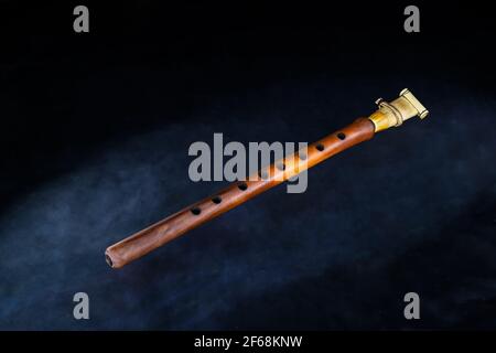 Armeno strumento musicale woodwind duk o tsiranapogh su nero isolato sfondo Foto Stock