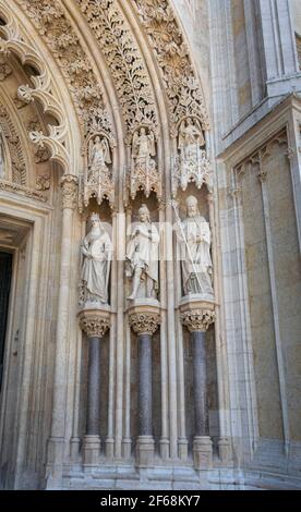 Sculture all'ingresso della cattedrale nella città di Zagabria, Croazia Foto Stock