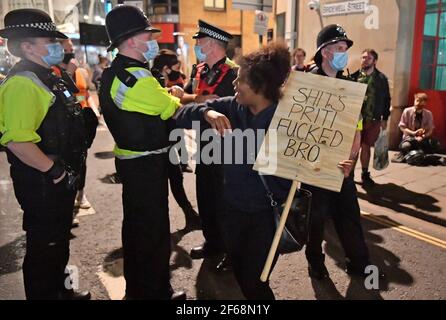 Un gomito dimostratore urta un poliziotto durante una protesta "Kill the Bill" fuori dalla stazione di polizia di Bridewell a Bristol. Data immagine: Martedì 30 marzo 2021. Foto Stock