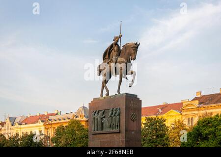 Statua equestre in bronzo del re Tomislav a Zagabria, Croazia al tramonto Foto Stock