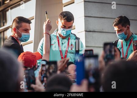 LUSSEMBURGO-MARZO 30 : Cristiano Ronaldo con i tifosi prima della partita di qualificazione mondiale contro il Lussemburgo Foto Stock