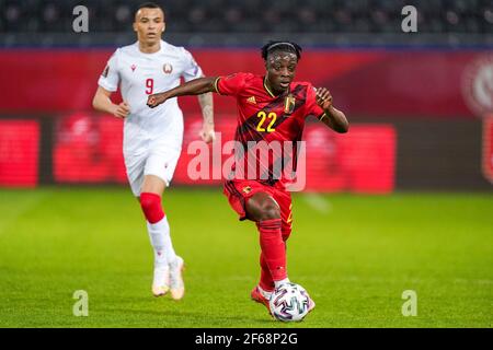 LEUVEN, BELGIO - MARZO 30: Jeremy Doku del Belgio e Max Ebong della Bielorussia durante la Coppa del mondo FIFA 2022 Qualifier Qatar tra Belgio e B. Foto Stock