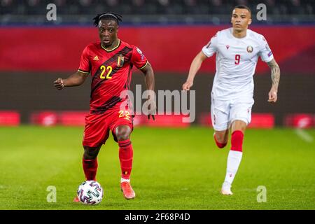 LEUVEN, BELGIO - MARZO 30: Jeremy Doku del Belgio e Max Ebong della Bielorussia durante la Coppa del mondo FIFA 2022 Qualifier Qatar tra Belgio e B. Foto Stock