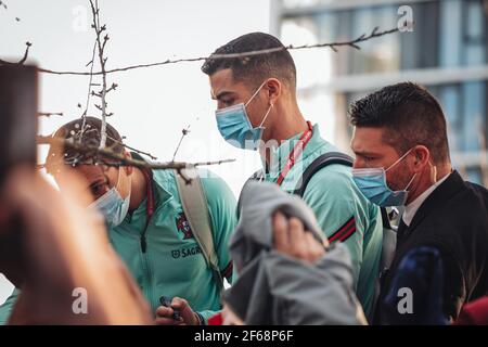 LUSSEMBURGO-MARZO 30 : Cristiano Ronaldo con i tifosi prima della partita di qualificazione mondiale contro il Lussemburgo Foto Stock