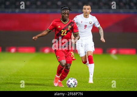 LEUVEN, BELGIO - MARZO 30: Jeremy Doku del Belgio e Max Ebong della Bielorussia durante la Coppa del mondo FIFA 2022 Qualifier Qatar tra Belgio e B. Foto Stock