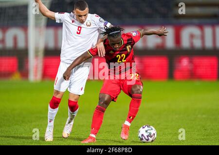 LEUVEN, BELGIO - MARZO 30: Jeremy Doku del Belgio e Max Ebong della Bielorussia durante la Coppa del mondo FIFA 2022 Qualifier Qatar tra Belgio e B. Foto Stock