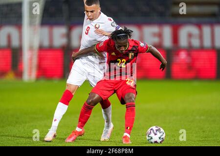 LEUVEN, BELGIO - MARZO 30: Jeremy Doku del Belgio e Max Ebong della Bielorussia durante la Coppa del mondo FIFA 2022 Qualifier Qatar tra Belgio e B. Foto Stock