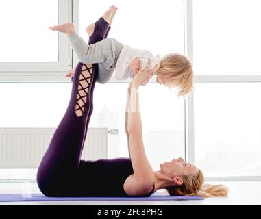 Madre e bambino che praticano lo yoga Foto Stock