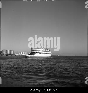 Il traghetto ferroviario Malmöhus si trova dal porto. La cisterna di petrolio con il testo Golfo sullo sfondo. Il traghetto Malmöhus è stato costruito nel 1945 dalla officina meccanica AB di Kockum a Malmö ed era di proprietà del traffico dei traghetti SJ a Malmö. Malmöhus è andata come passeggeri e traghetto ferroviario tra Malmö e Copenhagen fino al 1974. Foto Stock