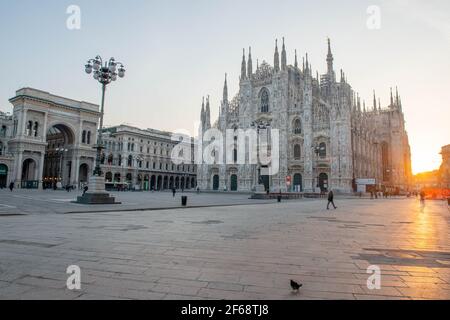 Cattedrale di Milano al mattino mentre il sole sorge alzati Foto Stock