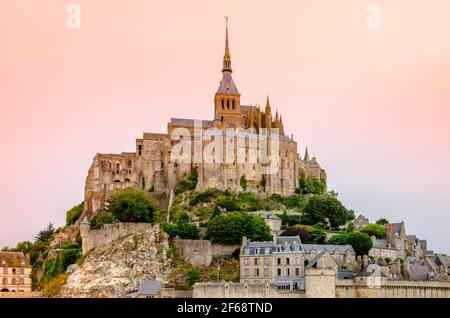 Abbazia medievale monumentale di Mont-Saint-Michel in Normandia, Francia Foto Stock